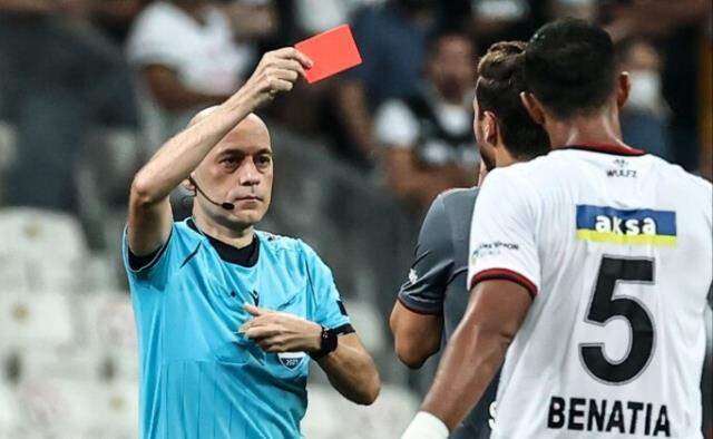 Beşiktaş maçındaki skandal hakem hatasının görüntüleri ortaya çıktı! İşte yaşananlar Beşiktaş maçındaki skandal hakem hatasının görüntüleri ortaya çıktı! İşte yaşananlar