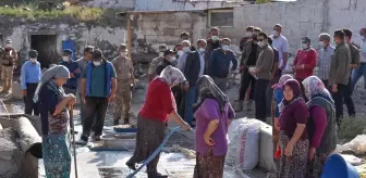 Kars Valisi Türker Öksüz selden etkilenen köyde incelemelerde bulundu