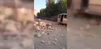 ŞANLIURFA - Birecik-Halfeti yolu heyelan nedeniyle trafiğe kapandı