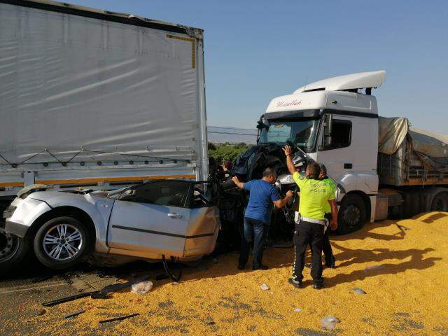 3 TIR ve 2 otomobilin karıştığı zincirleme trafik kazasında 3 kişi hayatını kaybetti 3 TIR ve 2 otomobilin karıştığı zincirleme trafik kazasında 3 kişi hayatını kaybetti