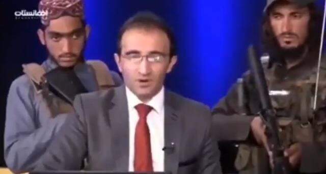 Afganistan televizyonunda tarihi anlar! Taliban elinde silahla yayına çıktı