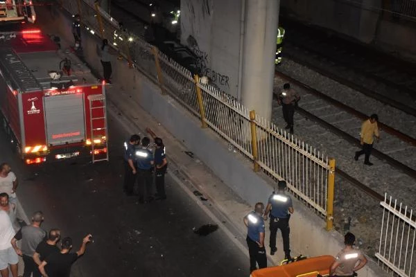 Üst geçitten tren raylarına uçan araçta can pazarı: 1 ölü, 5 yaralı