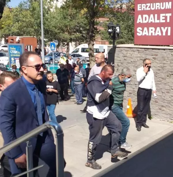 Eline aldığı bıçak ve bidonla intihara kalkışan 4 çocuk babasını kararından Cumhuriyet Başsavcısı vazgeçirdi