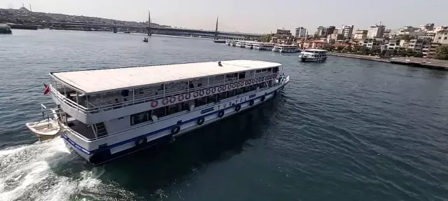 Adrenalin tutkunu genç, Galata Köprüsü'nden hareket halindeki geminin üstüne atladı