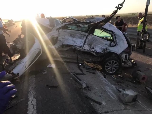 Tır ile otomobilin çarpışması sonucu anne öldü, oğlu yaralandı