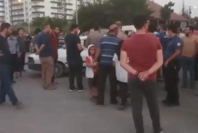 Otomobil çarpan 4 yaşındaki çocuk öldü! Kazadan sonra toplanan halk, trafik ışığı istedi Otomobil çarpan 4 yaşındaki çocuk öldü! Kazadan sonra toplanan halk, trafik ışığı istedi