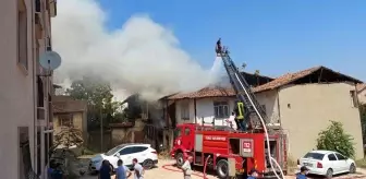 Tokat'ta 2 katlı metruk ev alevlere teslim oldu