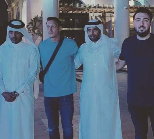 Altay maçında sakatlığından dolayı kadroda olmayan Mesut Özil, neden Katar'a gitti? İşte yaşananlar Altay maçında sakatlığından dolayı kadroda olmayan Mesut Özil, neden Katar'a gitti? İşte yaşananlar