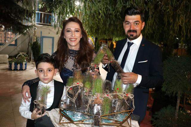 Oğullarının sünnet düğününde şeker yerine çam fidesi dağıttılar Oğullarının sünnet düğününde şeker yerine çam fidesi dağıttılar