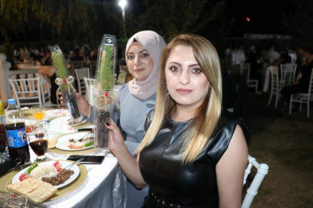 Oğullarının sünnet düğününde şeker yerine çam fidesi dağıttılar Oğullarının sünnet düğününde şeker yerine çam fidesi dağıttılar