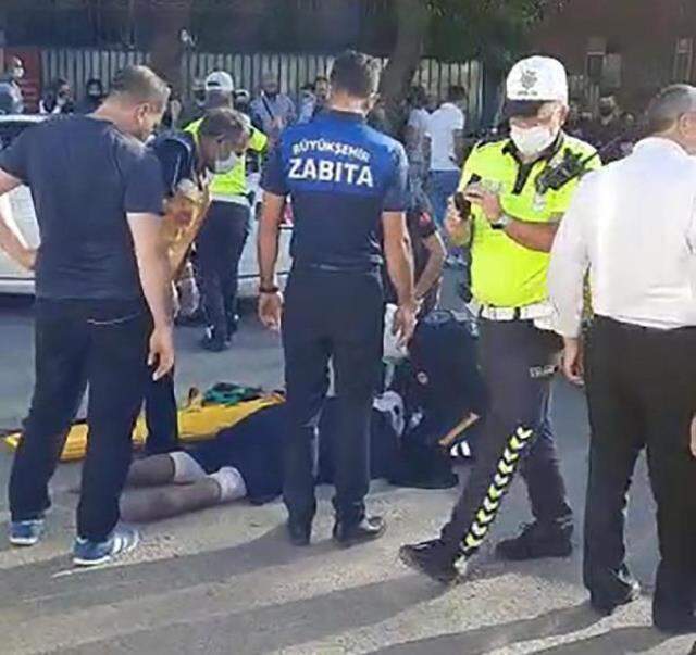 Nuri Dede herkesi ağlattı! Minibüsün çarptığı eşinin elini tutup dakikalarca adını sayıkladı Nuri Dede herkesi ağlattı! Minibüsün çarptığı eşinin elini tutup dakikalarca adını sayıkladı