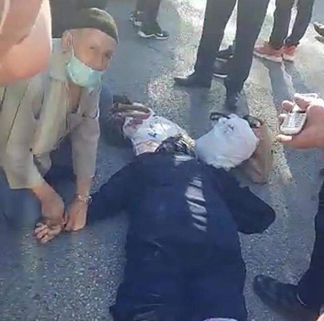 Nuri Dede herkesi ağlattı! Minibüsün çarptığı eşinin elini tutup dakikalarca adını sayıkladı Nuri Dede herkesi ağlattı! Minibüsün çarptığı eşinin elini tutup dakikalarca adını sayıkladı