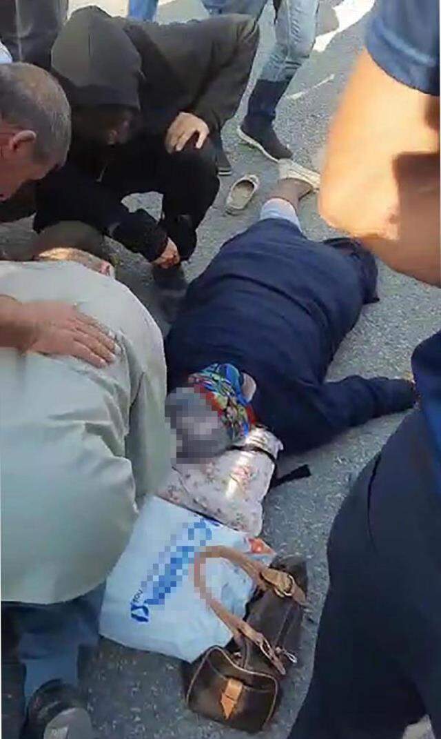 Nuri Dede herkesi ağlattı! Minibüsün çarptığı eşinin elini tutup dakikalarca adını sayıkladı Nuri Dede herkesi ağlattı! Minibüsün çarptığı eşinin elini tutup dakikalarca adını sayıkladı