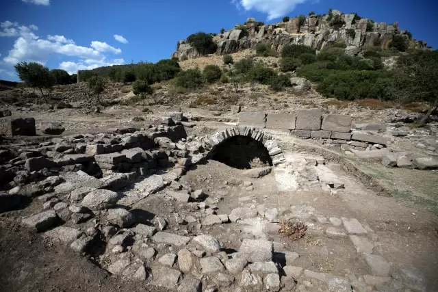 Tam 1300 yıldır aynı yerde duruyor! Kazı yapan Türk bilim insanları bebek ayak izlerine rastladı