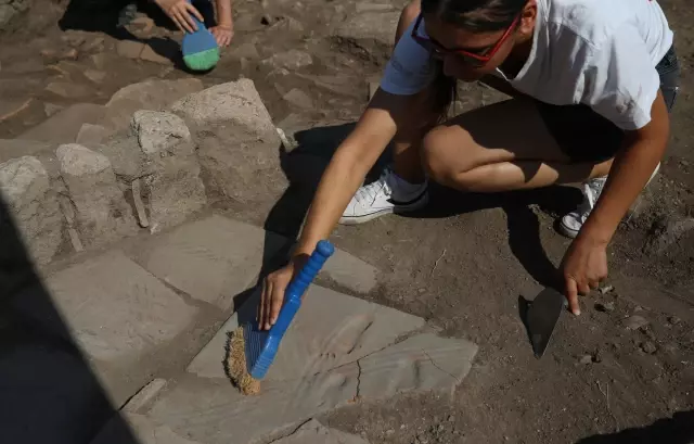 Tam 1300 yıldır aynı yerde duruyor! Kazı yapan Türk bilim insanları bebek ayak izlerine rastladı