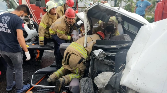 Florya'da otomobil ile minibüs çarpıştı: 4 yaralı