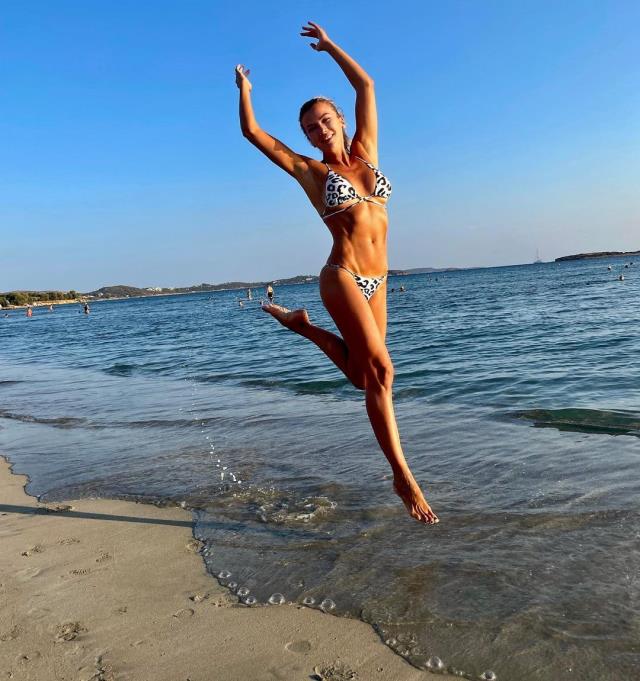 Ivana Sert deniz kenarından bikinili pozunu paylaştı