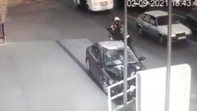 Polisten kaçan 2 şüpheli araçla servis bekleyen genç kadına böyle çarptı