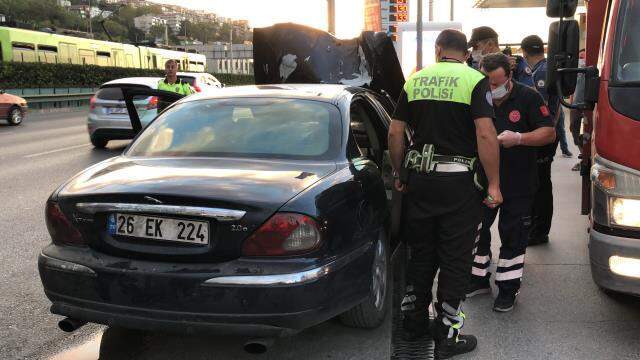 Polisten kaçan 2 şüpheli araçla servis bekleyen genç kadına böyle çarptı