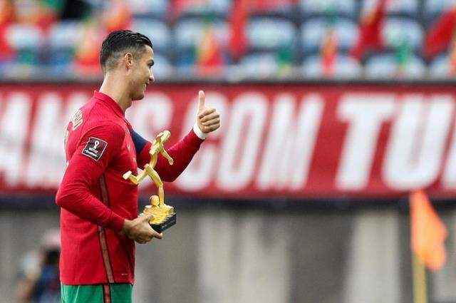 Tarihin her sayfasında artık o var! Ronaldo, İrlanda'ya attığı gollerle Guinnes Rekorlar Kitabı'na girdi Tarihin her sayfasında artık o var! Ronaldo, İrlanda'ya attığı gollerle Guinnes Rekorlar Kitabı'na girdi