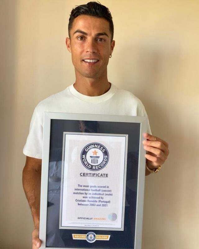 Tarihin her sayfasında artık o var! Ronaldo, İrlanda'ya attığı gollerle Guinnes Rekorlar Kitabı'na girdi Tarihin her sayfasında artık o var! Ronaldo, İrlanda'ya attığı gollerle Guinnes Rekorlar Kitabı'na girdi