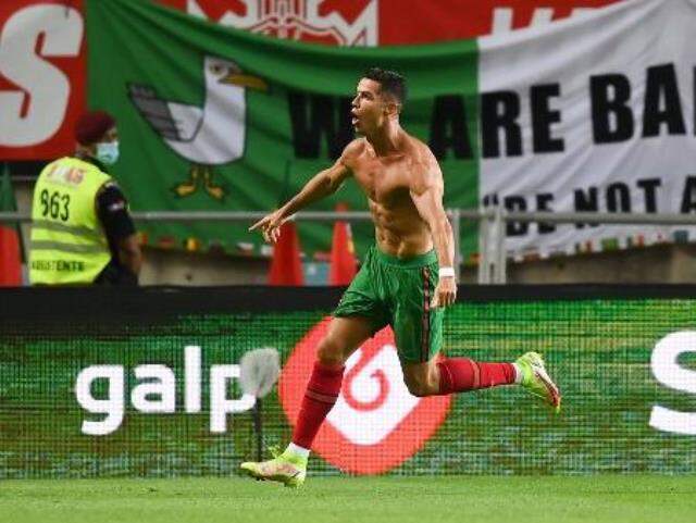 Tarihin her sayfasında artık o var! Ronaldo, İrlanda'ya attığı gollerle Guinnes Rekorlar Kitabı'na girdi Tarihin her sayfasında artık o var! Ronaldo, İrlanda'ya attığı gollerle Guinnes Rekorlar Kitabı'na girdi