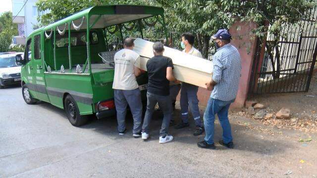 Babasının ölüm haberini sağlıkçılardan aldı Babasının ölüm haberini sağlıkçılardan aldı