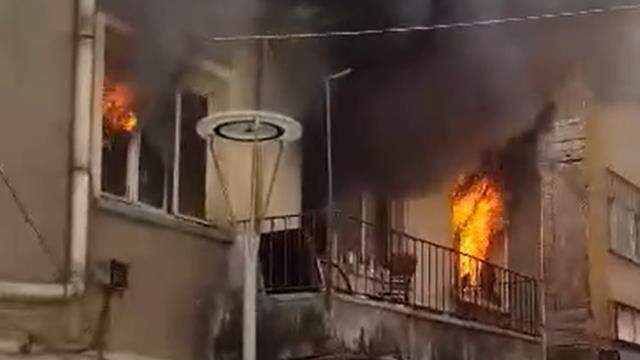 İtfaiye eri canını hiçe saydı! Yaşlı adamı gözünü kırpmadan alevlerin arasından çekti aldı İtfaiye eri canını hiçe saydı! Yaşlı adamı gözünü kırpmadan alevlerin arasından çekti aldı