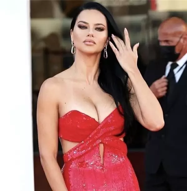 Göbeği hemen fark edildi! Kırmızı halıda sevgilisini öpücüklere boğan Adriana Lima hamile iddiası