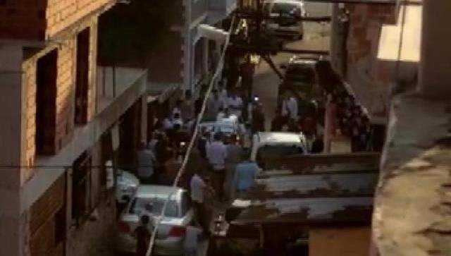 Düğünde eğlencesinde çatıya çıkan magandalar uzun namlulu silahlarla havaya ateş açtı Düğünde eğlencesinde çatıya çıkan magandalar uzun namlulu silahlarla havaya ateş açtı