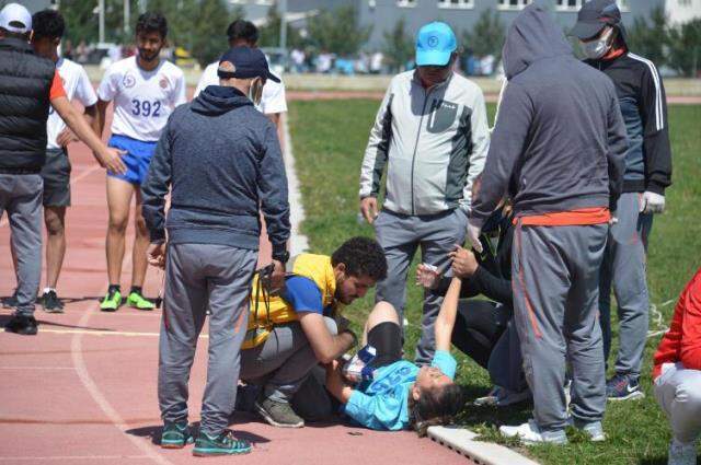Erzurum'da bayıltan sınav! Genç öğrenciler fenalaştı Erzurum'da bayıltan sınav! Genç öğrenciler fenalaştı