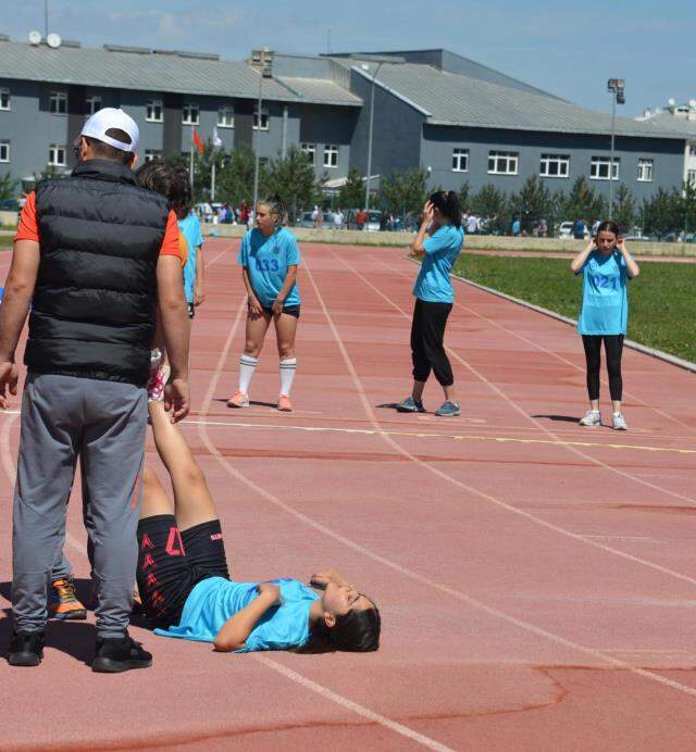 Erzurum'da bayıltan sınav! Genç öğrenciler fenalaştı Erzurum'da bayıltan sınav! Genç öğrenciler fenalaştı
