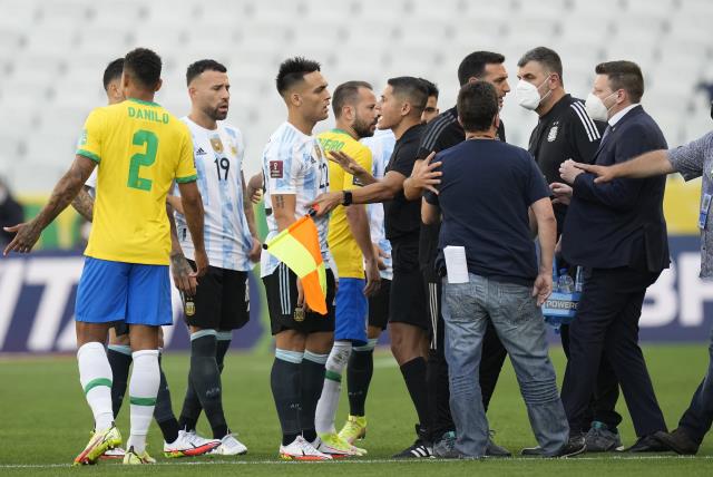 Futbol tarihine geçen anlar! Brezilya-Arjantin maçı oynandığı sırada futbolcuları sınır dışı etmek için sahaya girdiler