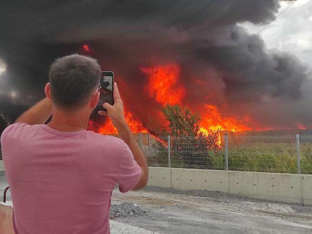 Geri dönüşüm tesisinde yangın! Alevler yan tesise de sıçradı, ekiplerin müdahalesi sürüyor Geri dönüşüm tesisinde yangın! Alevler yan tesise de sıçradı, ekiplerin müdahalesi sürüyor