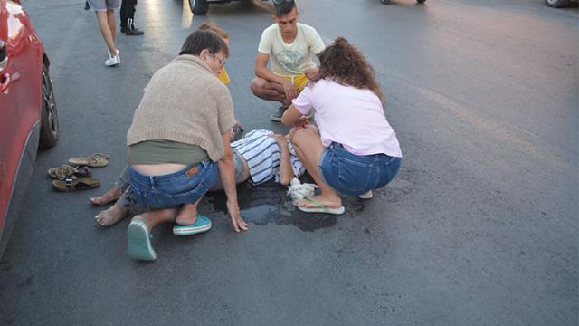 Caddede yaşanan kaza için ambulans çağırdı, olay yerine gidince yaralanın kendi karısı olduğunu gördü