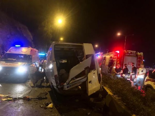 İzmir'de 6 aracın karıştığı zincirleme kaza: 1'i ağır 11 yaralı