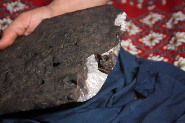 Diyarbakırlı vatandaşın 50 TL'ye aldığı kömür torbasından göktaşı çıktı