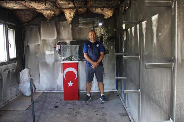 Kulüp binasında metal kupaların bile eridiği yangında Türk bayrağı ve şehit emanetlerine hiçbir zarar gelmedi Kulüp binasında metal kupaların bile eridiği yangında Türk bayrağı ve şehit emanetlerine hiçbir zarar gelmedi