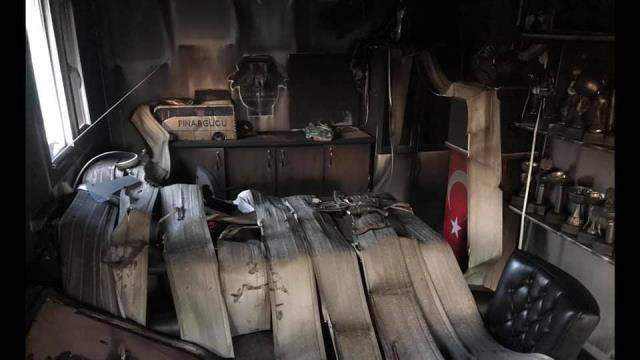 Kulüp binasında metal kupaların bile eridiği yangında Türk bayrağı ve şehit emanetlerine hiçbir zarar gelmedi Kulüp binasında metal kupaların bile eridiği yangında Türk bayrağı ve şehit emanetlerine hiçbir zarar gelmedi