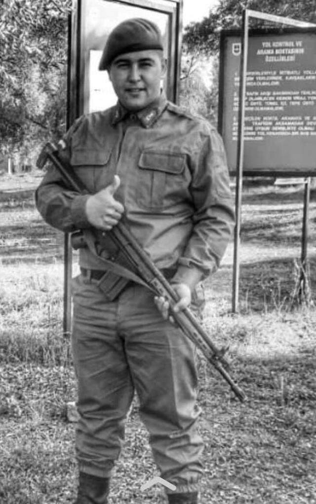 Kulüp binasında metal kupaların bile eridiği yangında Türk bayrağı ve şehit emanetlerine hiçbir zarar gelmedi Kulüp binasında metal kupaların bile eridiği yangında Türk bayrağı ve şehit emanetlerine hiçbir zarar gelmedi