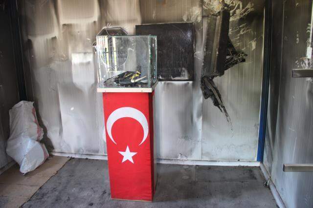 Kulüp binasında metal kupaların bile eridiği yangında Türk bayrağı ve şehit emanetlerine hiçbir zarar gelmedi Kulüp binasında metal kupaların bile eridiği yangında Türk bayrağı ve şehit emanetlerine hiçbir zarar gelmedi