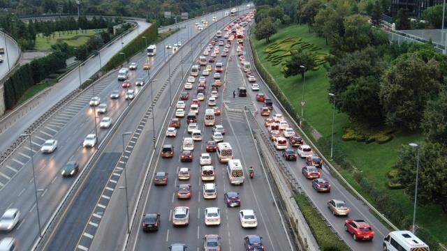 Okulların açılması ile İstanbul'da trafik yoğunluğu yüzde 63'e yükseldi