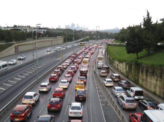 Okulların açılması ile İstanbul'da trafik yoğunluğu yüzde 63'e yükseldi