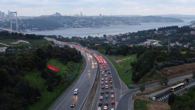 Okulların açılması ile İstanbul'da trafik yoğunluğu yüzde 63'e yükseldi