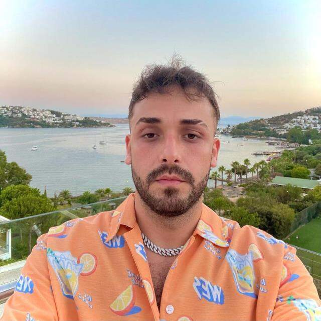 Şarkıcı Sefo'nun konserinde büyük panik! Onlarca kişi bir anda sahneye koştu Şarkıcı Sefo'nun konserinde büyük panik! Onlarca kişi bir anda sahneye koştu