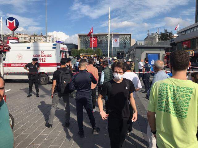 Taksim Metro istasyonunda kendini raylara atan genç öldü Taksim Metro istasyonunda kendini raylara atan genç öldü