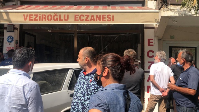 Akrabasına kızdı, dükkanına otomobille girdi
