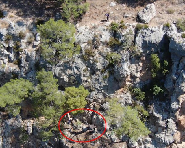 Uçurumda mahsur kalan 2 defineciyi ekipler kurtardı Uçurumda mahsur kalan 2 defineciyi ekipler kurtardı