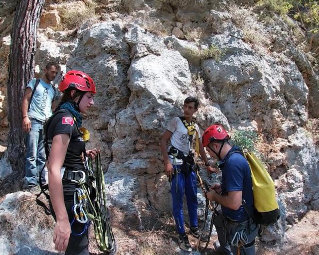 Uçurumda mahsur kalan 2 defineciyi ekipler kurtardı Uçurumda mahsur kalan 2 defineciyi ekipler kurtardı