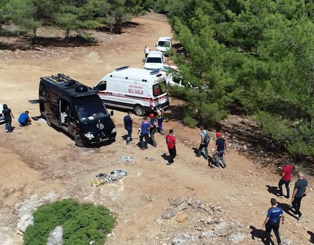 Uçurumda mahsur kalan 2 defineciyi ekipler kurtardı Uçurumda mahsur kalan 2 defineciyi ekipler kurtardı